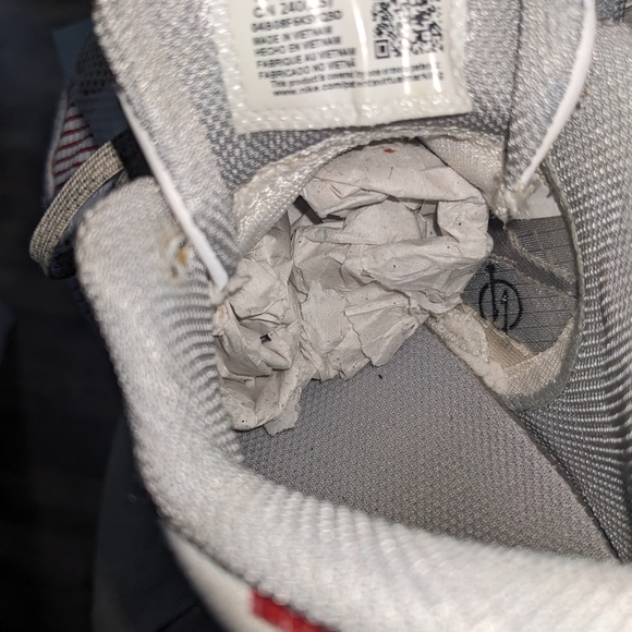 Nike Kyrie Flytrap Basketball Shoes - Picture 6 of 6